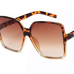 Fashion stylist oversized sunglasses